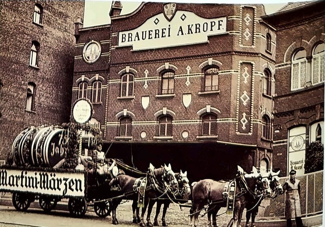 Festgespann vor dem Ziergiebel „Brauerei A. Kropf“