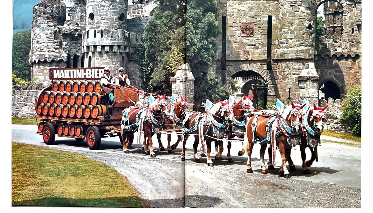 Gespann mit Martini-Bier-Wagen