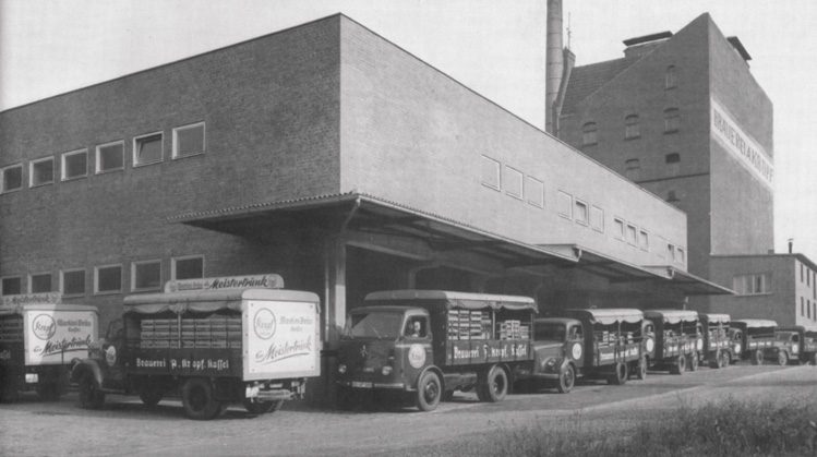Versandhalle mit Lkw-Flotte